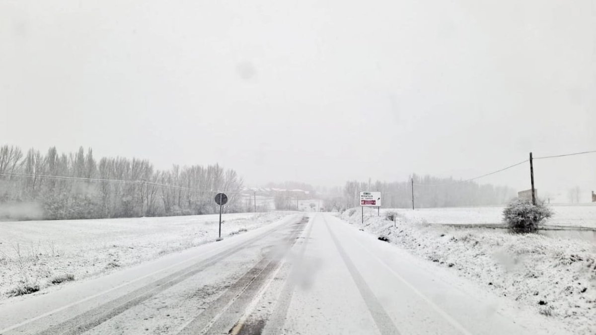 La nieve ha complicado la situación en las carreteras por la mañana pero a mediodía han mejorado mucho.