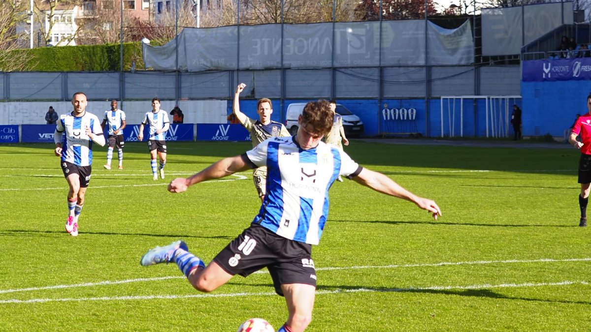 Momento en el que Javi Cueto anota el gol de la victoria del Avilés.