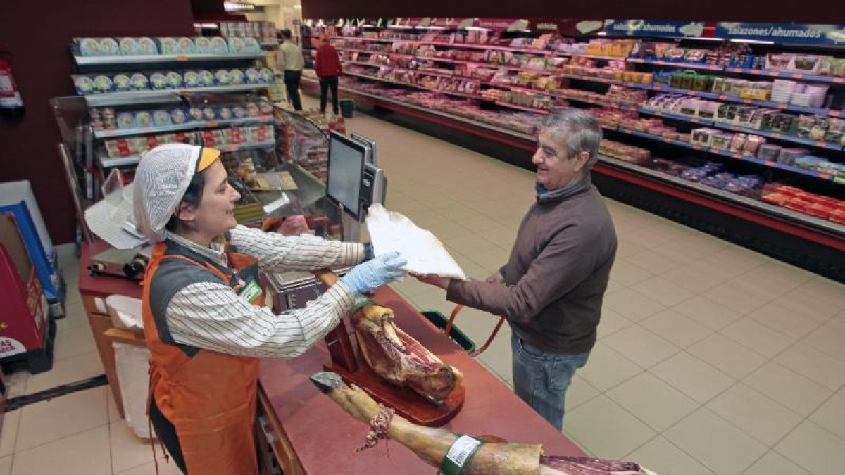 Imagen de archivo de una trabajadora de Mercadona y un cliente.