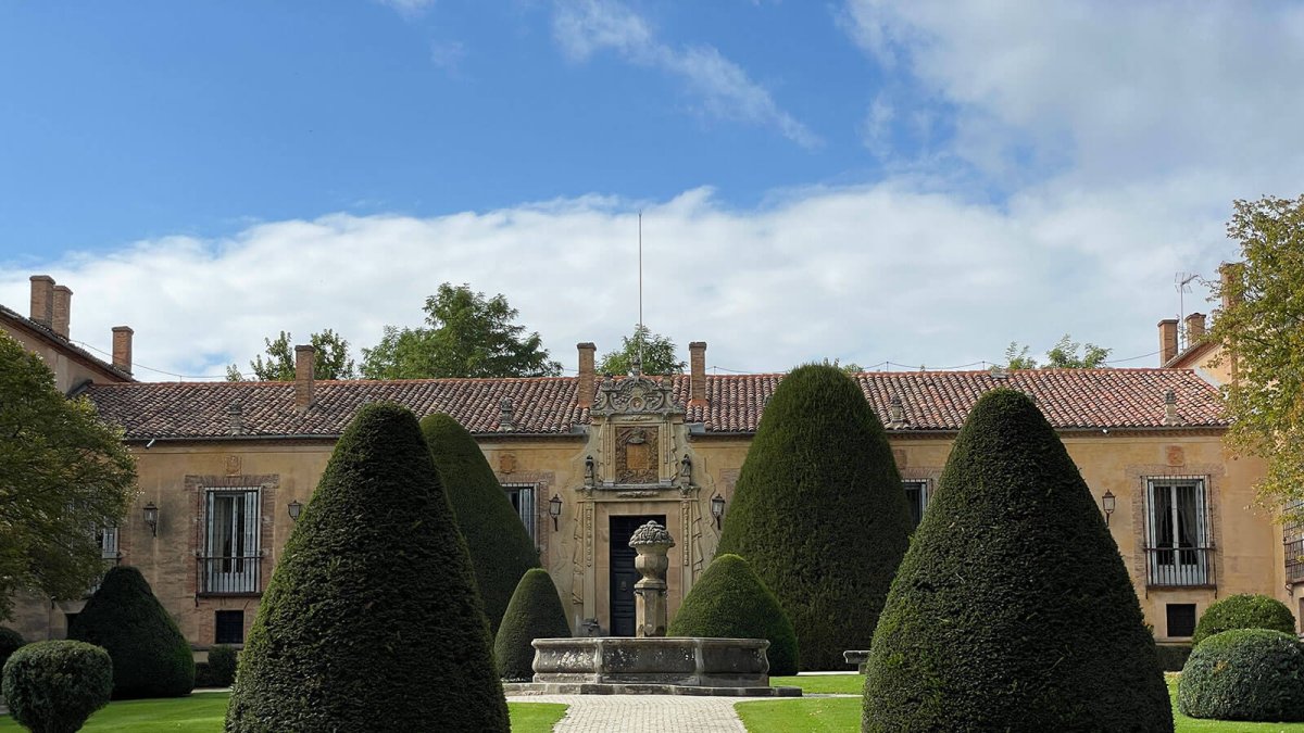 Interior del Palacio y sus jardines, a los que se accede por un enorme portalón desde el exterior.