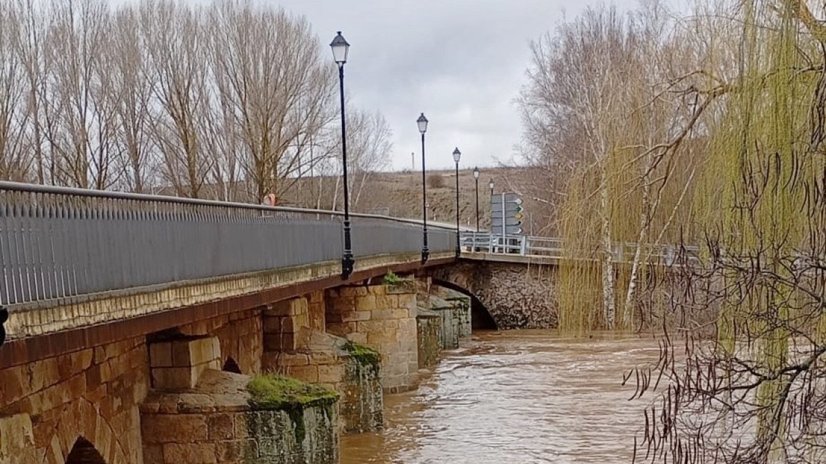 Duero en Garray durante una crecida en una imagen de archivo.