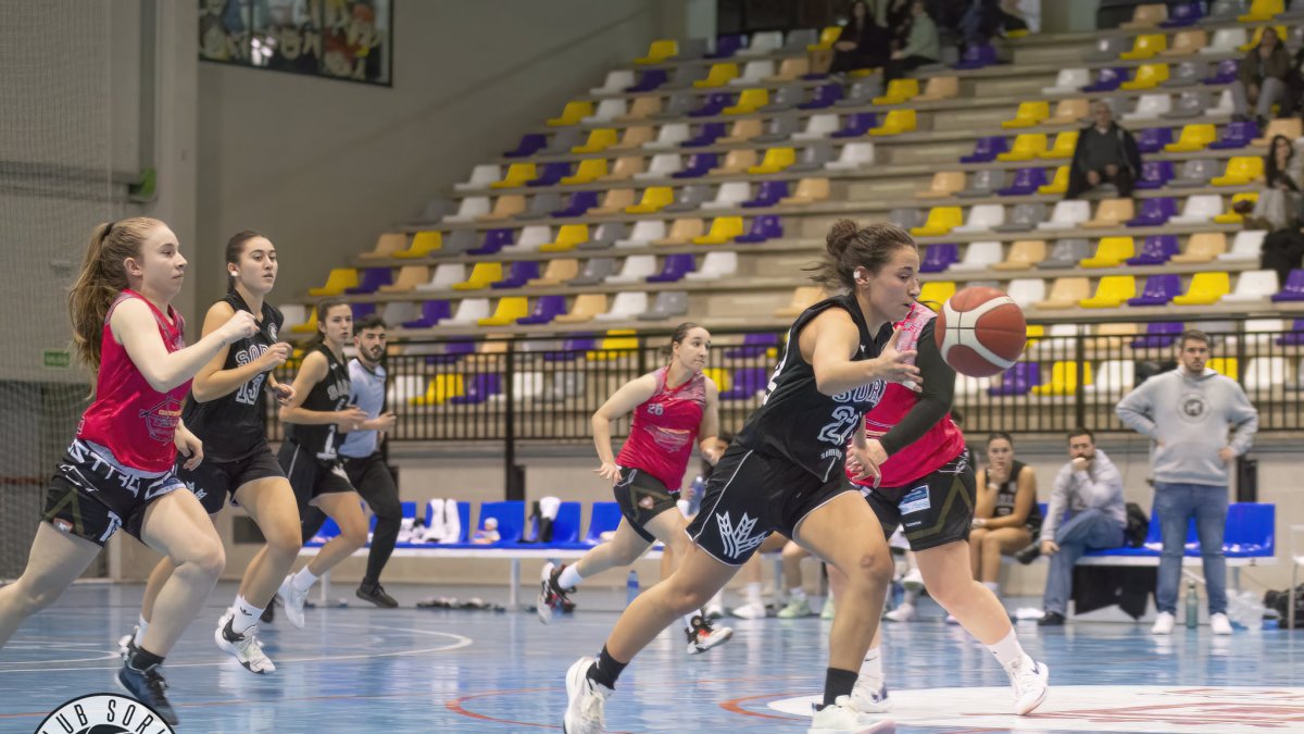 Una acción de un partido del Club Soria Baloncesto femenino.