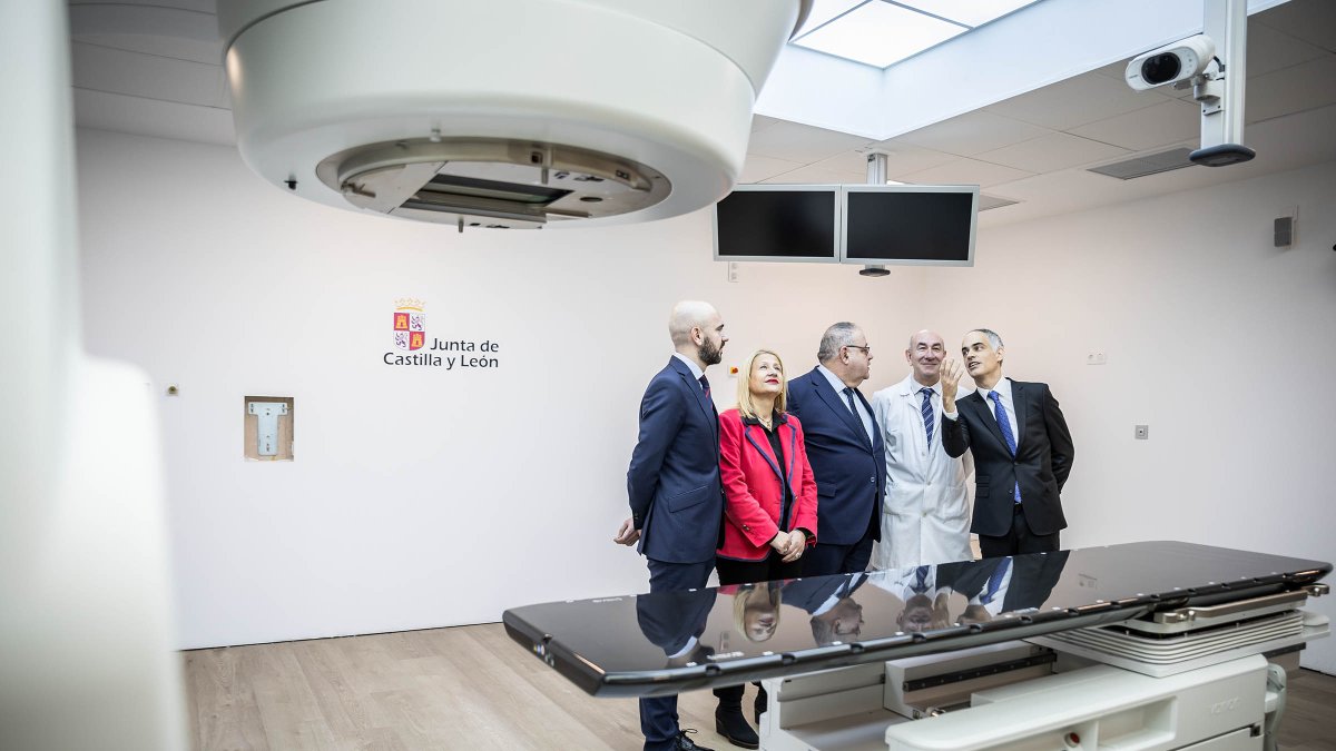 El consejero de Sanidad visitó las instalaciones tras la colocación del acelerador lineal.