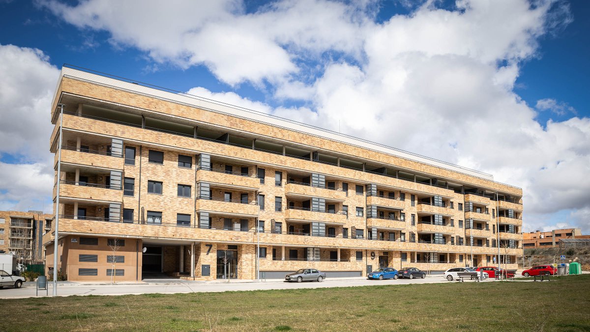 Panorámica del polémico edificio de Pajaritos II de Domus ayer con la quinta planta aún en pie.