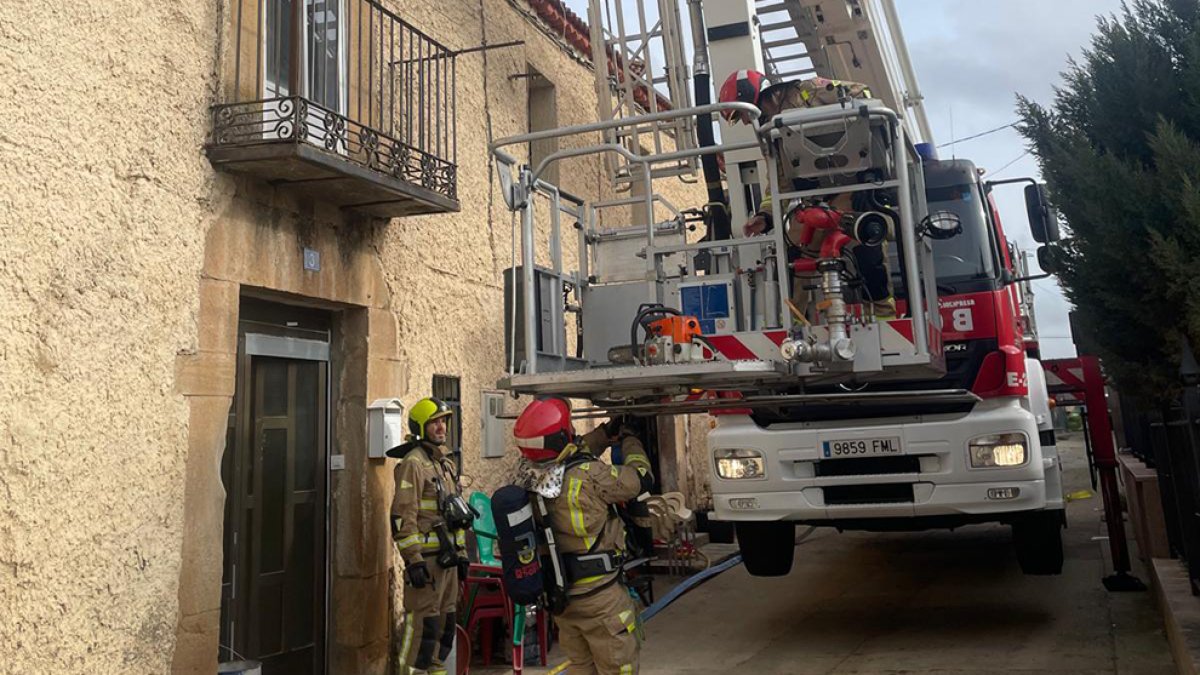 Intervención de los bomberos en la casa incendiada.