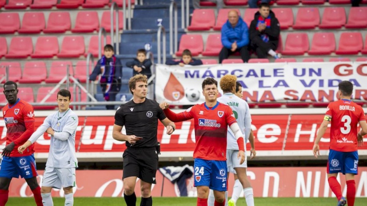 Aitor Barrio Salas durante un encuentro ante el Getafe B de la pasada temporada en Los Pajaritos.