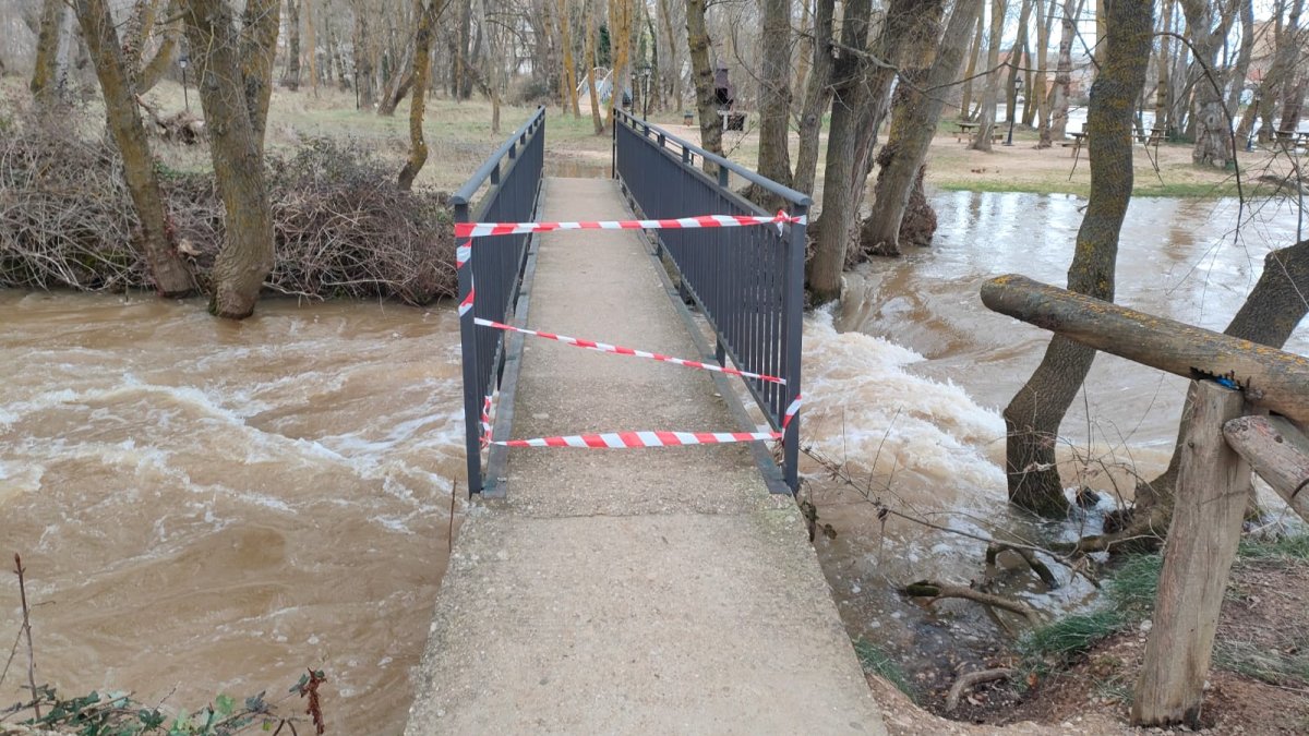 Las pasarelas peatonales vuelven a estar cerradas por la subida del agua.