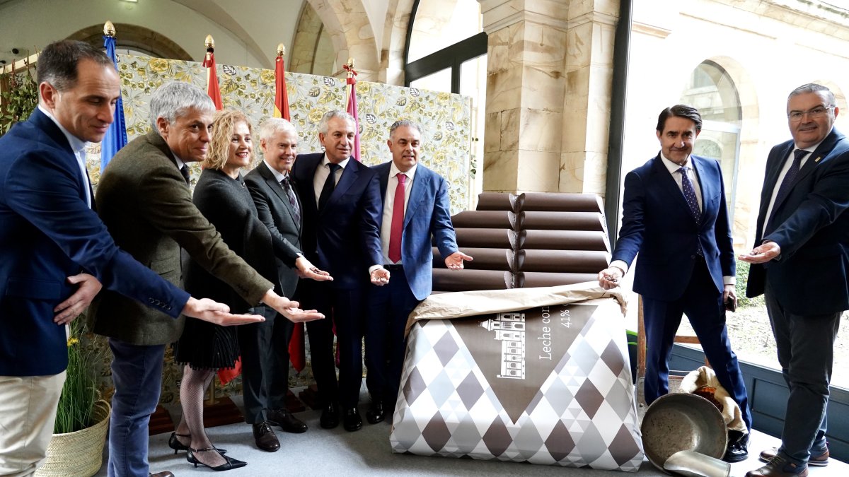 El consejero de Medio Ambiente, Vivienda y Ordenación del Territorio, Juan Carlos Suárez-Quiñones, y el delegado del Gobierno, Nicanor Sen.