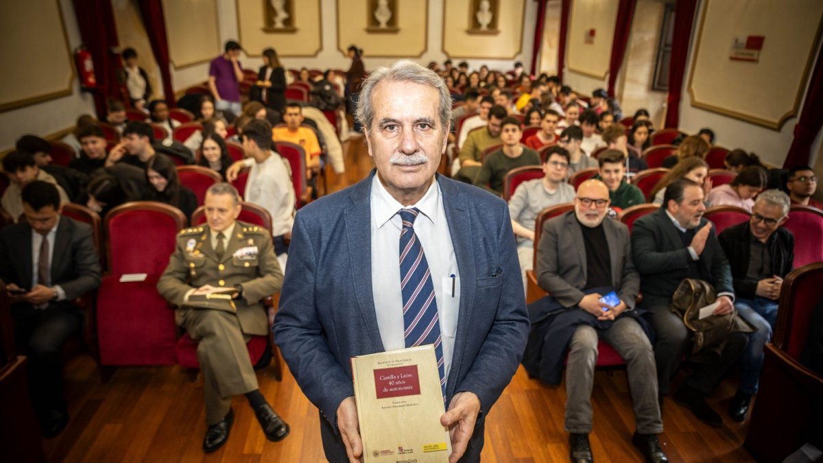 El presidente del Consejo Consultivo, Agustín S. de Vega, presenta el libro ‘Castilla y León: 40 años de autonomía’ en el instituto Antonio Machado.