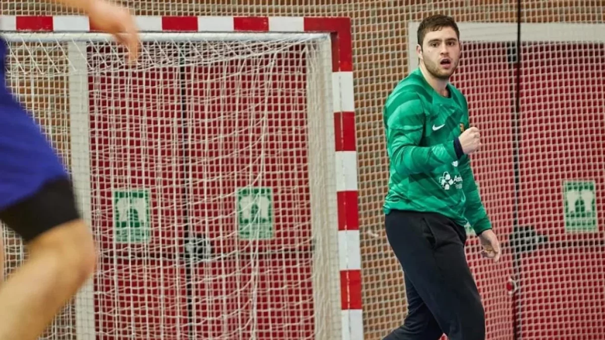 El nuevo portero del Balonmano Soria en un partido con la cantera del Barça.