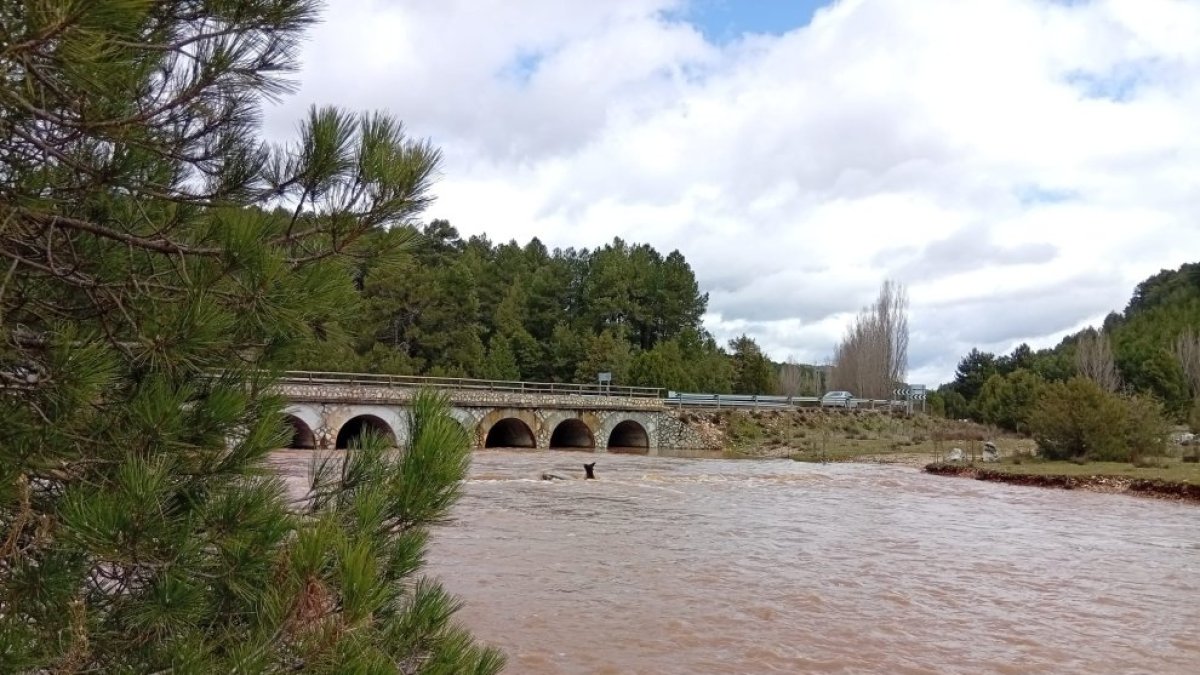 Al fondo, el Puente de los Siete Ojos, que normalmente no lleva agua.