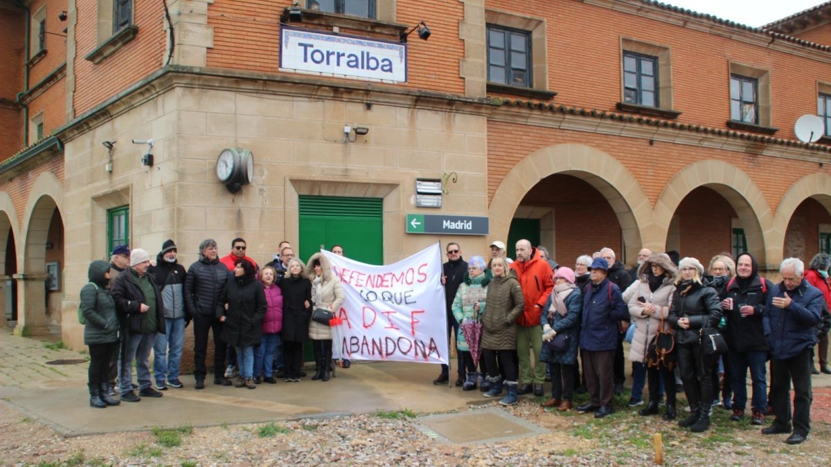 Concentración de los vecinos afectados del poblado ferroviario de Torralba, este fin de semana.