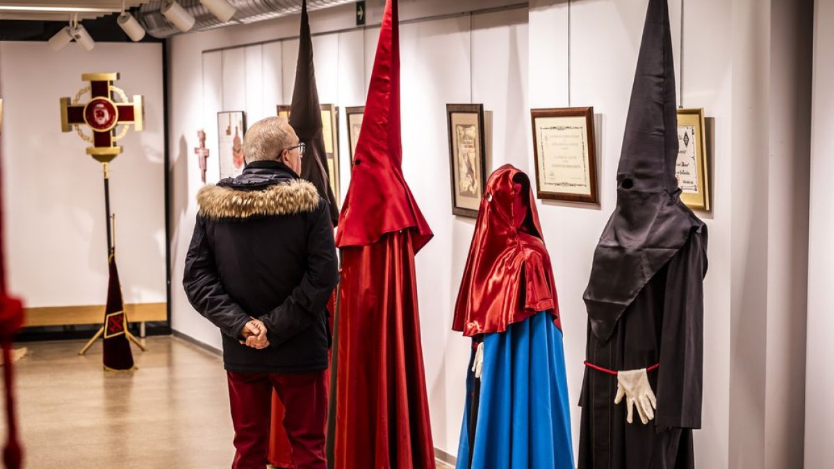 La muestra invita a la sociedad soriana a repasar la historia de esta hermandad