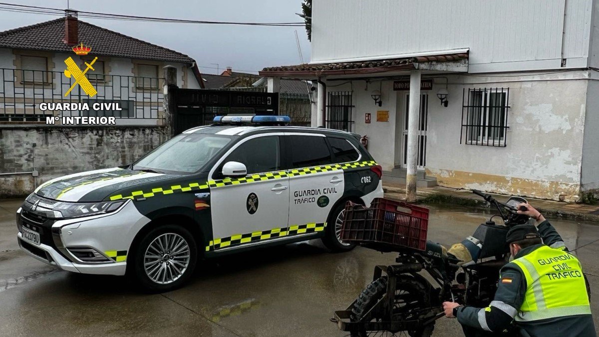 Un agente de la Guardia Civil inspecciona el ciclomotor envuelto en el suceso.