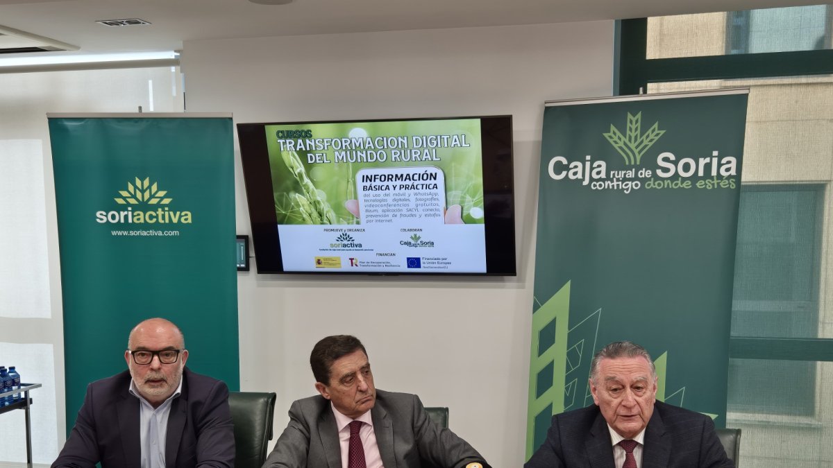 Miguel Latorre, Carlos Martínez y Anselmo García, en la presentación del programa 'Transformación digital del medio rural'.