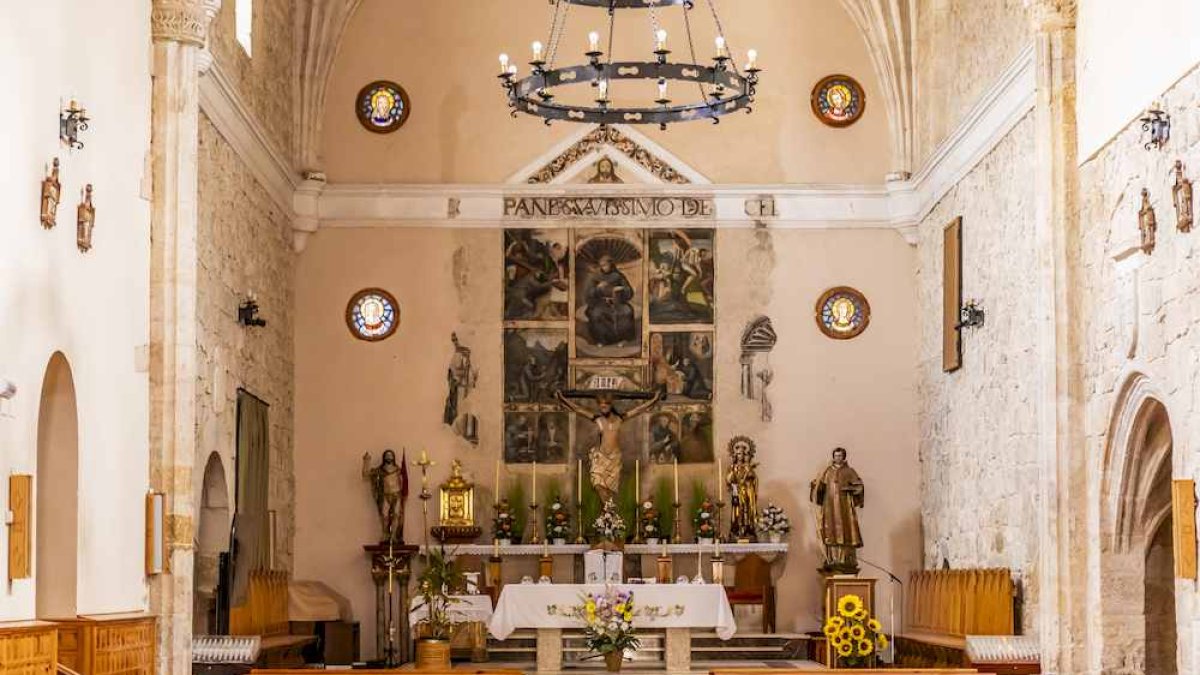 La parroquia se ubica en San Esteban de Gormaz, cuna del románico soriano