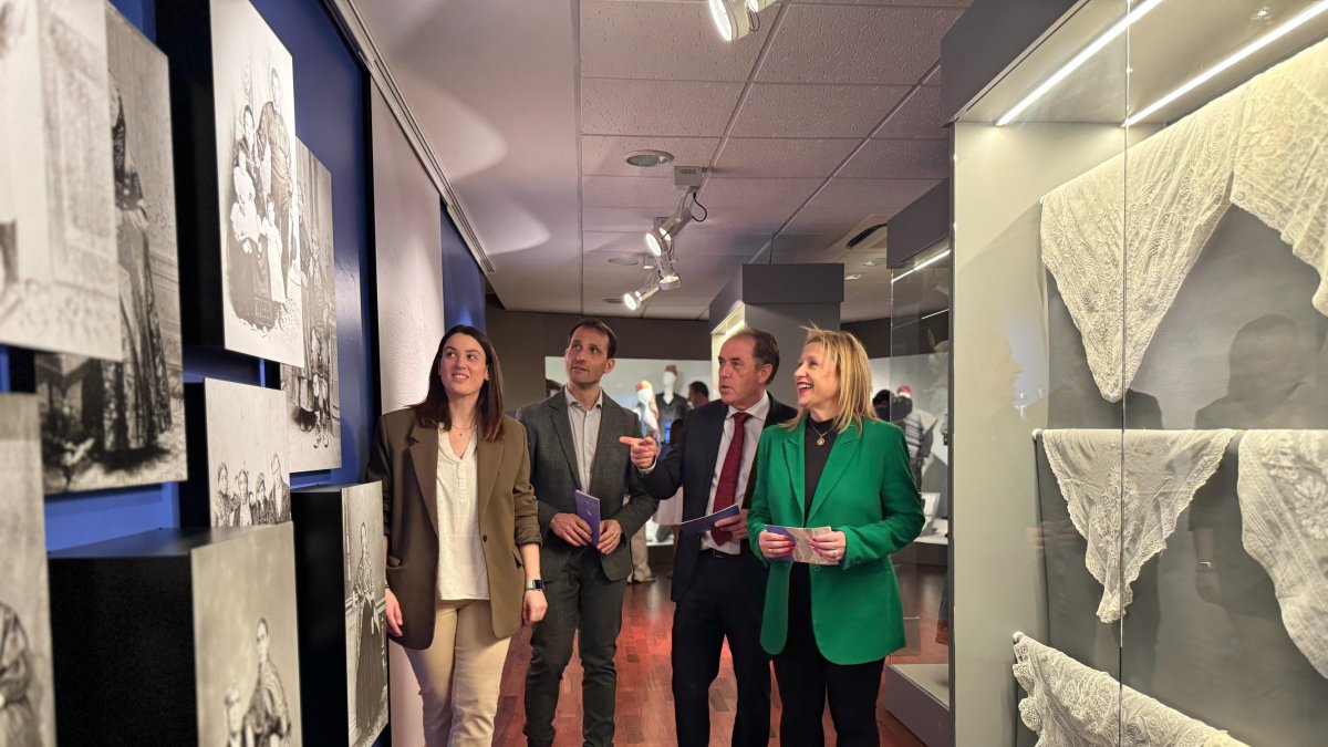 Úrsula Sanz, Enrique Rubio, Benito Serrano y Yolanda de Gregorio, en la exposición.