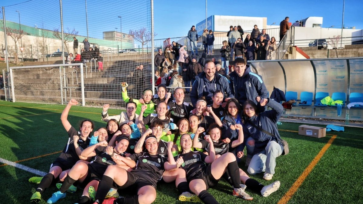 El equipo femenino del Golmayo Camaretas celebrando el título de Liga Provincial logrado este sábado.