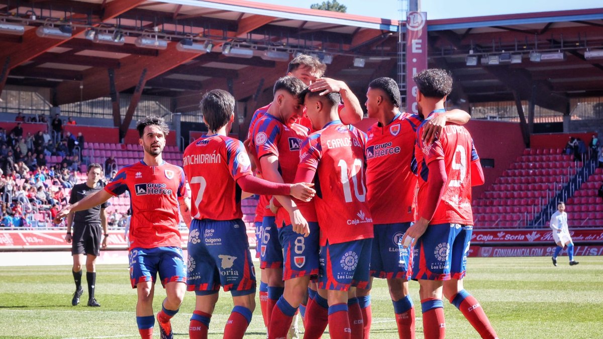 Los jugadores del Numancia celebran uno de los goles anotados ante la Gimnástica Torrelavega.