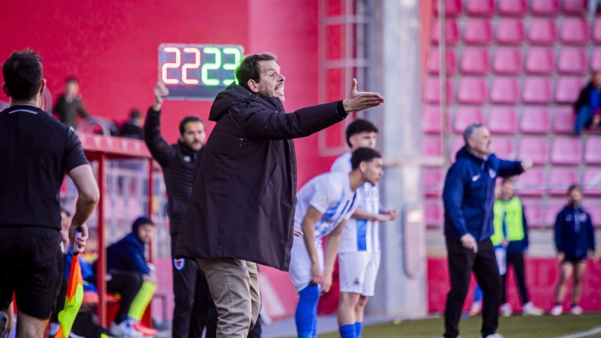 Aitor Calle da indicaciones a sus jugadores en la línea de banda de Los Pajaritos.