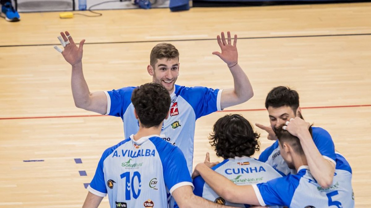 Los jugadores del C.V. Grupo Herce celebran uno de los puntos conseguido en la eliminatoria ante Melilla.