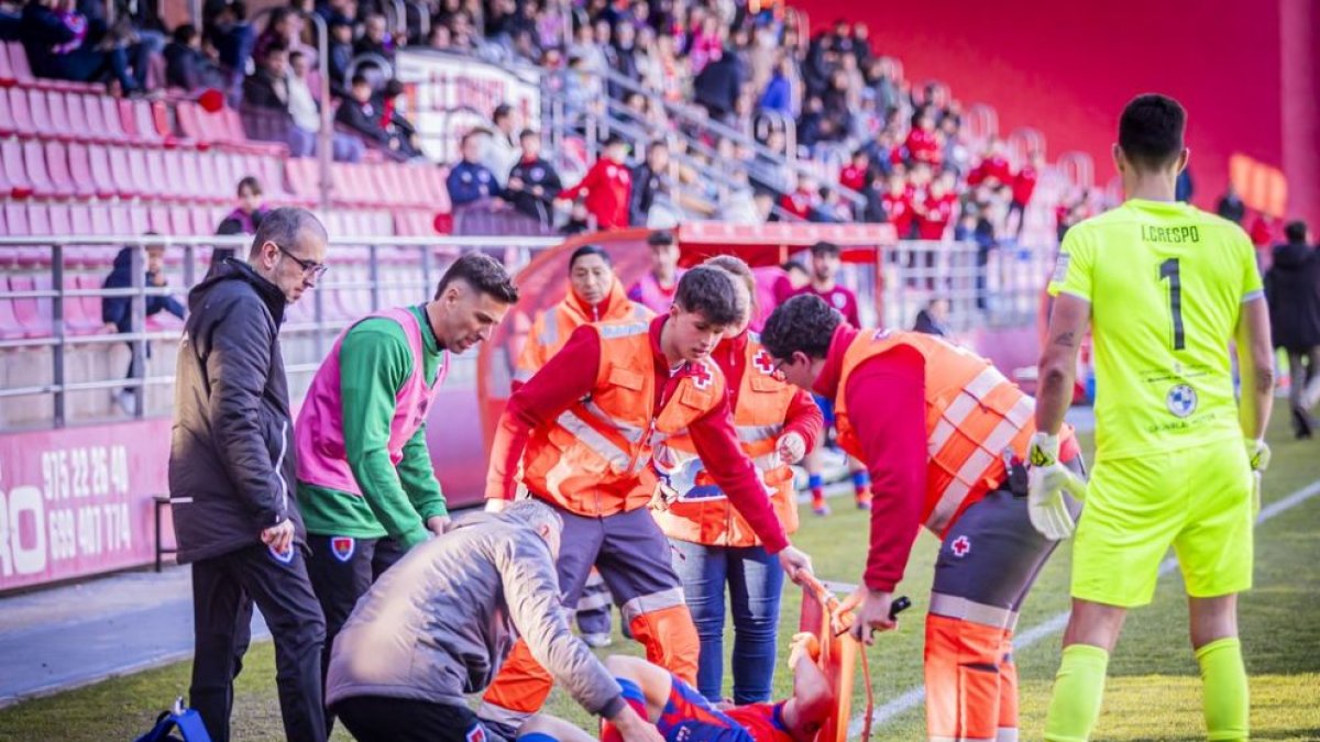 Gexan es atendido en la banda en el momento de producirse la lesión.