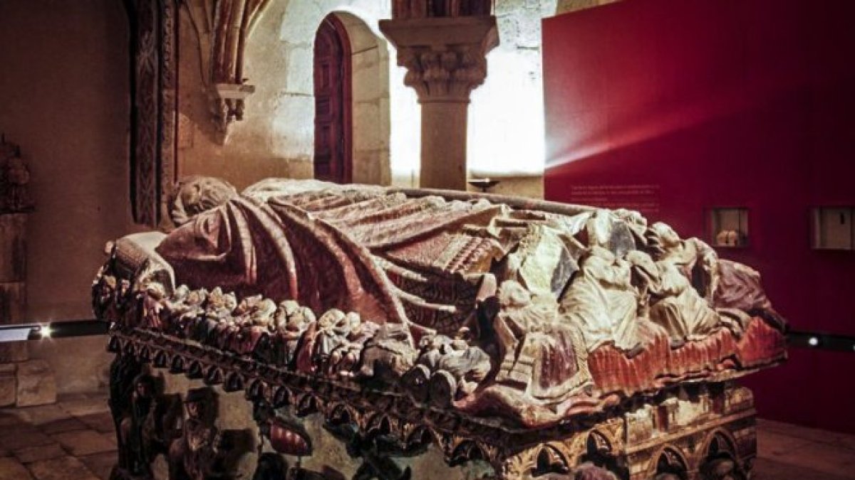 Sarcófago en que está enterrado el obispo que llevaba la tela aparecida en Estados Unidos.