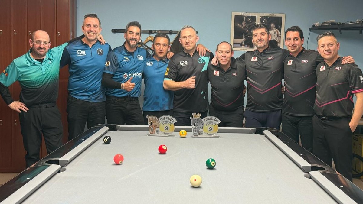 Foto de familia de los competidores de ambos equipos.