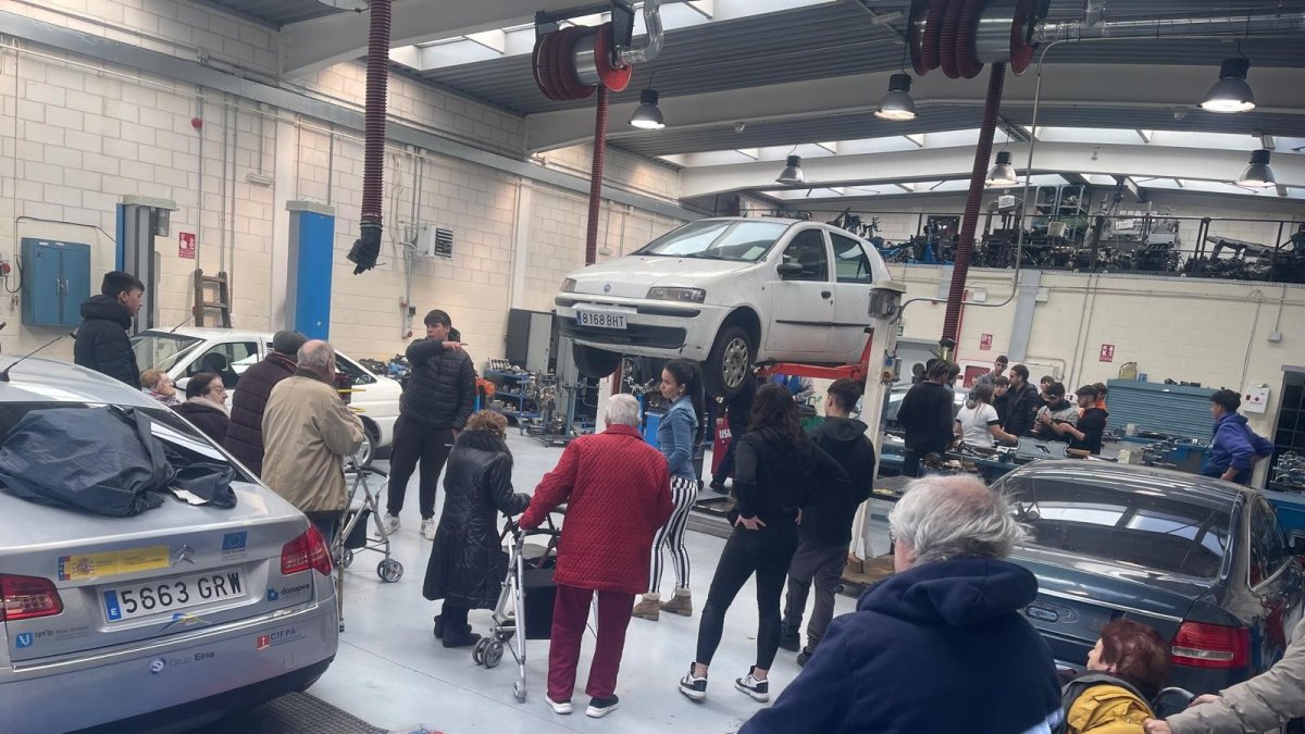 Visita de residentes en Los Royales a las 'aulas prácticas' del Pico Frentes.