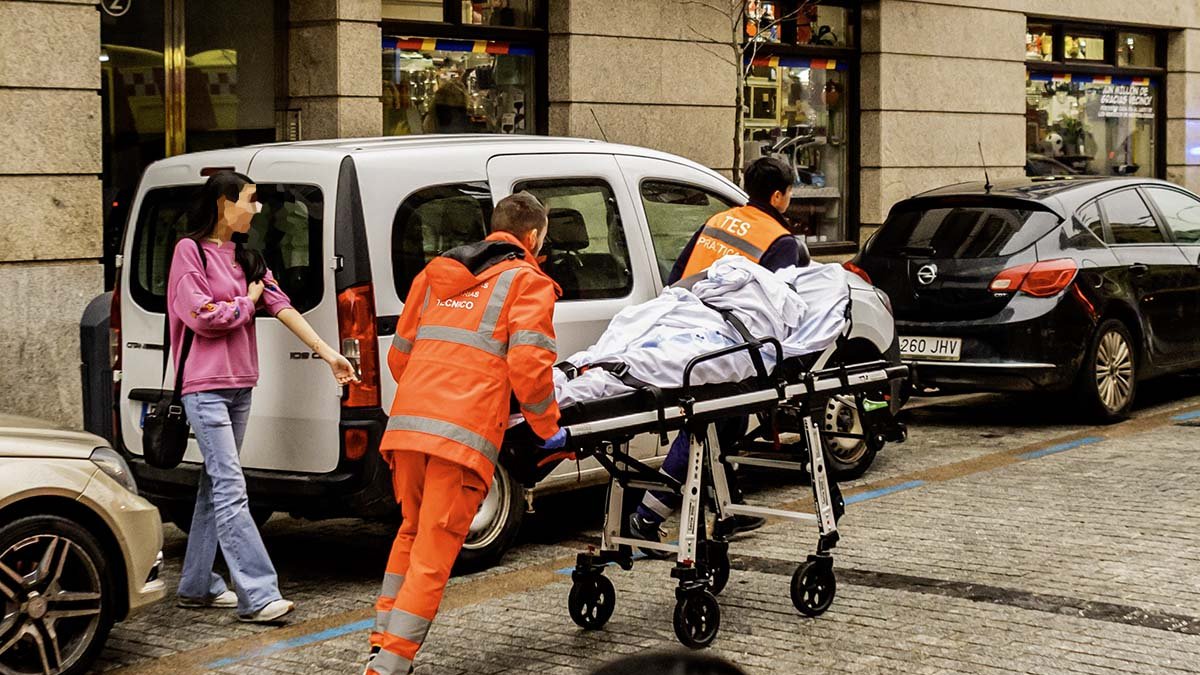 Emergencias Sanitarias traslada a la víctima al hospital.