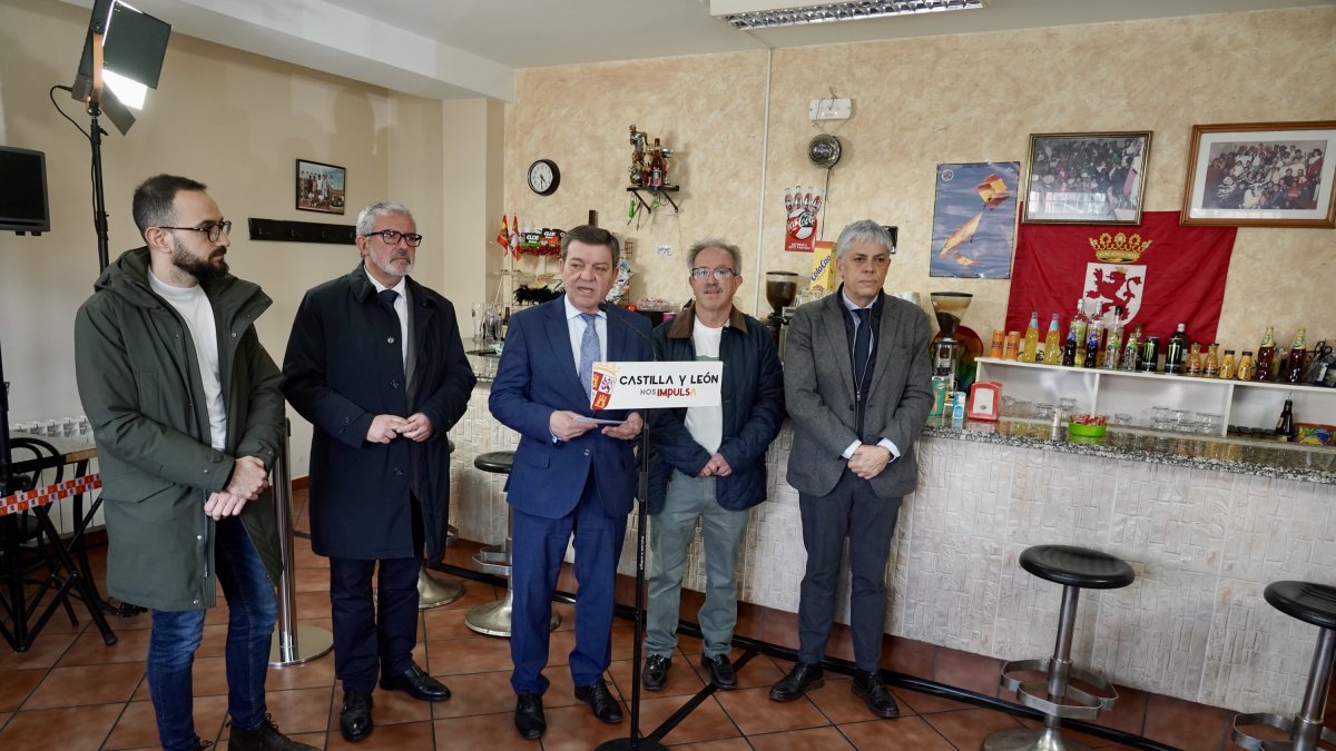 El consejero de la Presidencia, Luis Miguel González Gago, presenta la convocatoria de ayudas para el mantenimiento de bares y centros de ocio en pequeños pueblos.