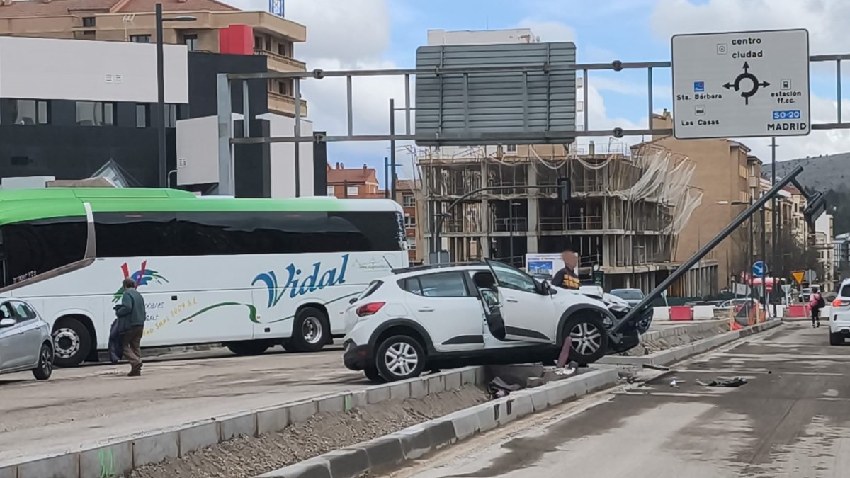 El coche, subido a la mediana de la avenida de Valladolid tras sufrir el accidente.