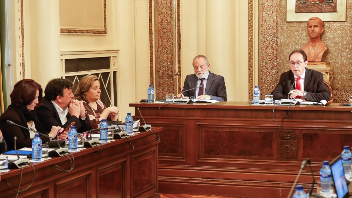 A la izquierda Jesús Cedazo junto a Esther Pérez por la ausencia de Carlos Martínez.