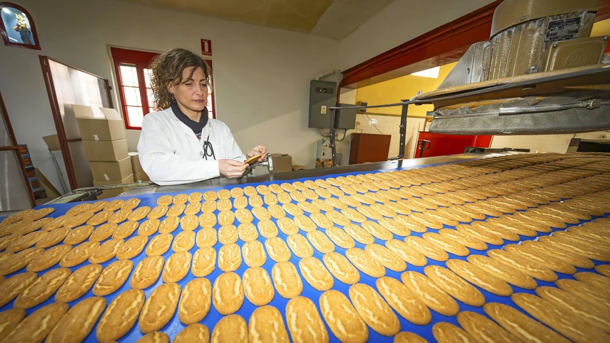 Beatriz Angulo supervisa los bizcochos.