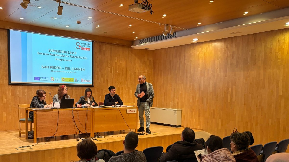 Reunión con vecinos de San Pedro-El Carmen, en el Gaya Nuño.