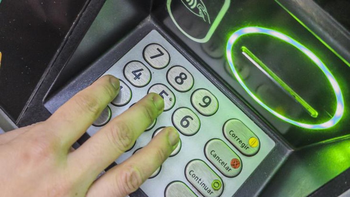 Sacando dinero del cajero.