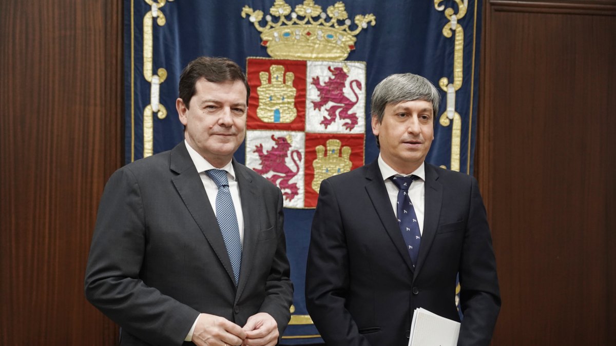 El presidente de la Junta, Alfonso Fernández Mañueco, se reúne con el presidente de Soria Ya, Juan Antonio Palomar.