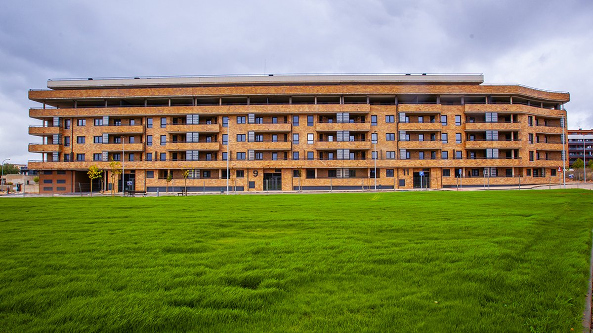 El edificio de Pajaritos II cuya quinta planta ha de ser demolida por resolución judicial.