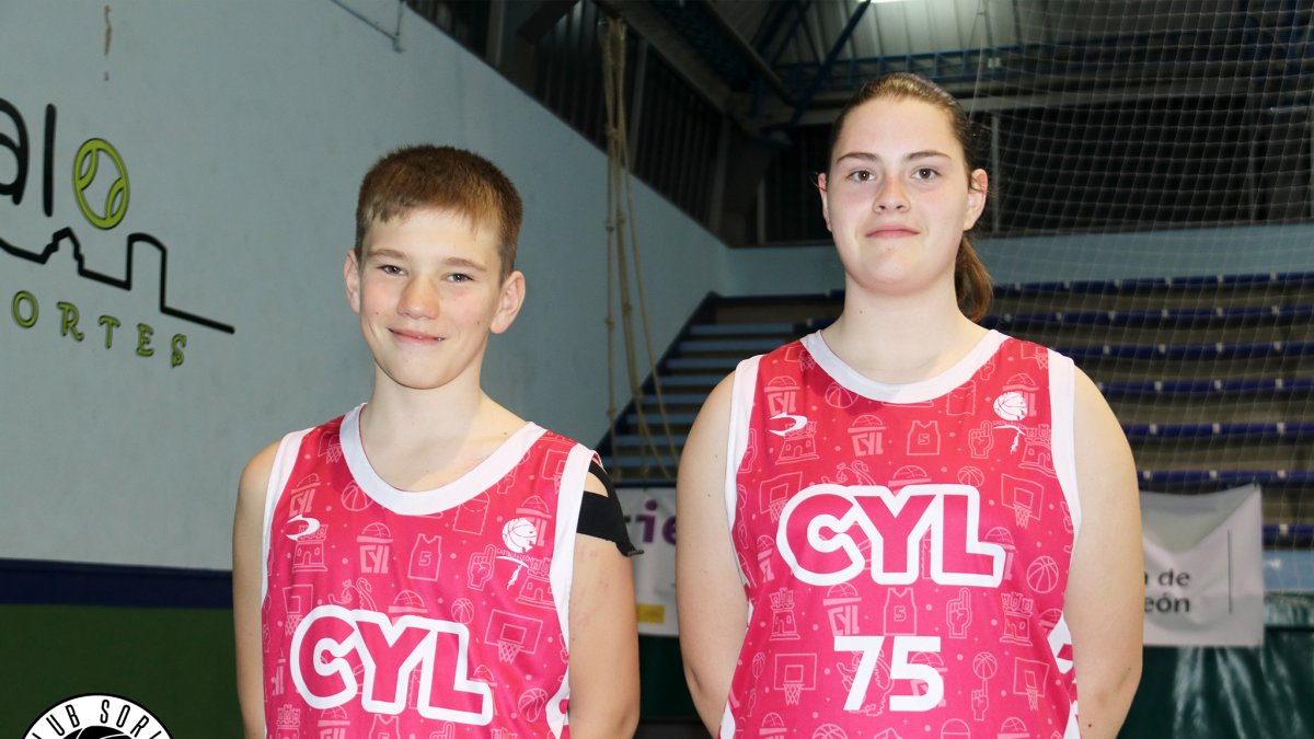 Los sorianos Alejandro Chamarro y María Martínez con las camisetas de la selección de Castilla y León.
