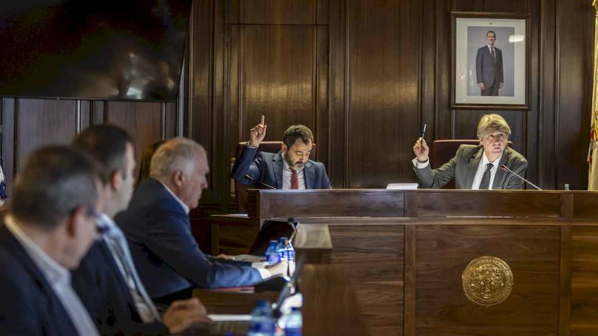 Javier Muñoz y Carlos Martínez votando en el Pleno.