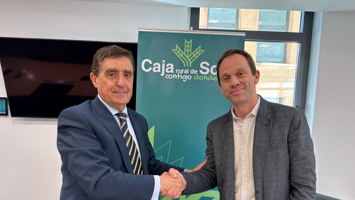Los presidentes de Caja Rural y Club Baloncesto Soria, Carlos Martínez Izquierdo y Rodrigo Gómez Conejo, durante la firma del convenio.