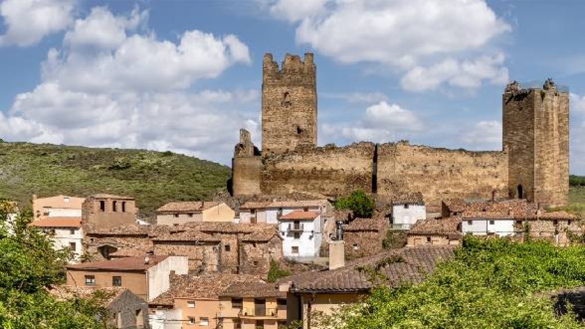 Imagen del castillo de Vozmediano enclavado en el Moncayo soriano.