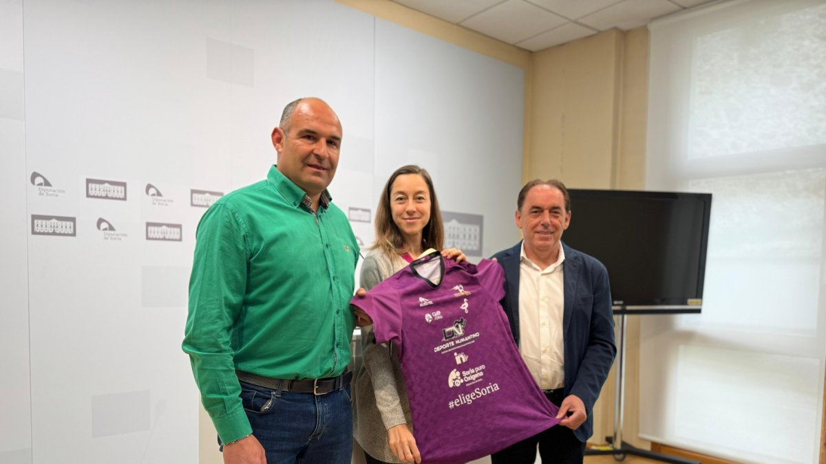 Sergio Frías, Raquel Álvarez y Benito Serrano durante la firma del convenio.
