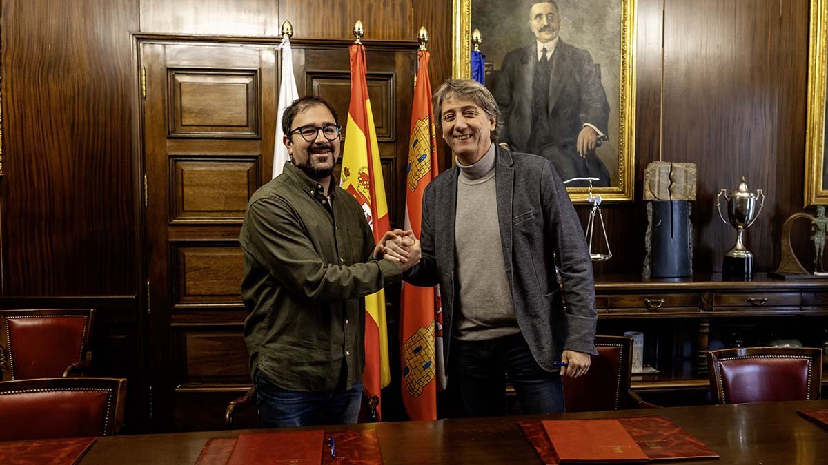 Daniel Madrid y Carlos Martínez tras la firma del acuerdo.