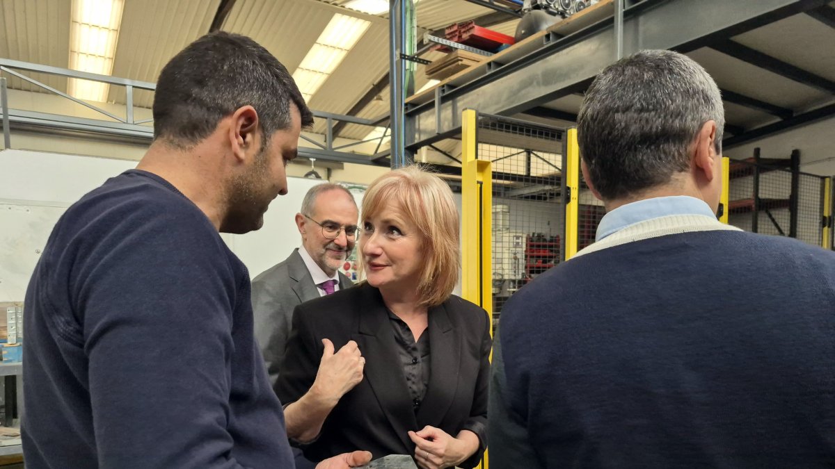 La consejera de Industria, Leticia García, visita las instalaciones de la empresa Comercial Valdivieco en Mayorga (Valladolid).