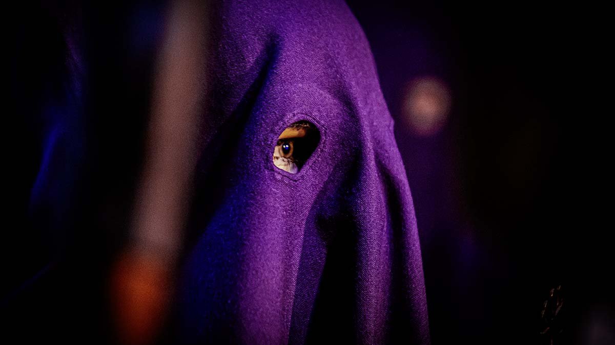 Cofrade en una procesión.