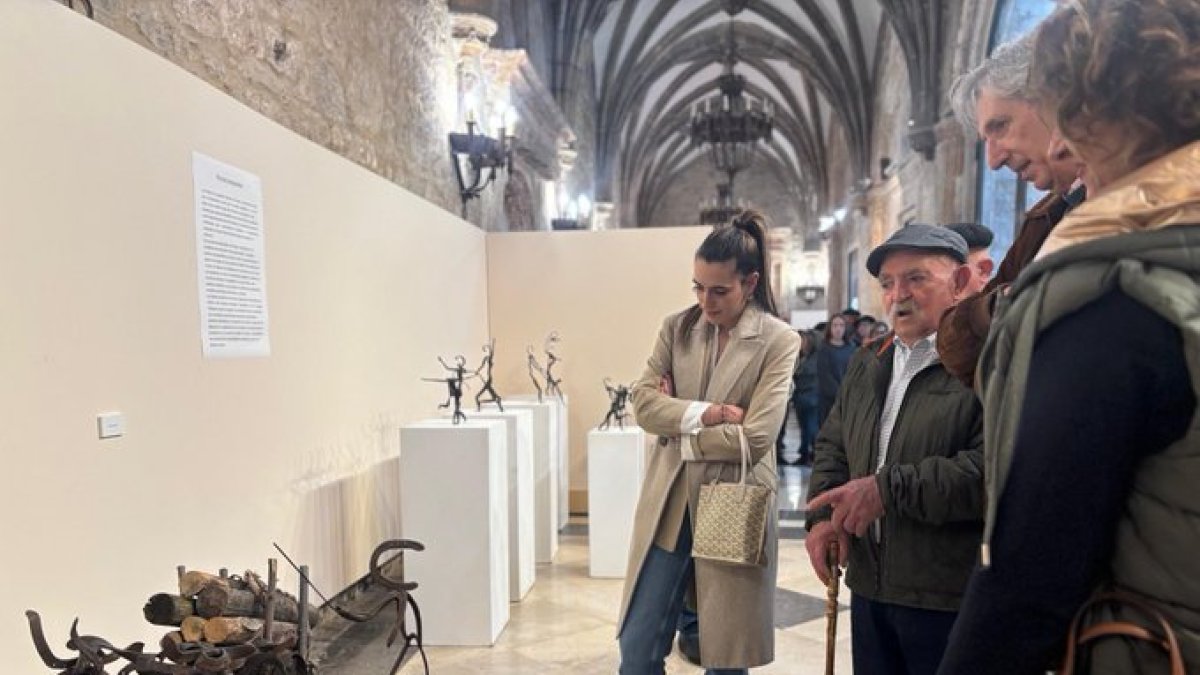 Justo Herrero, acompañado en la inauguración de su exposición retrospectiva.
