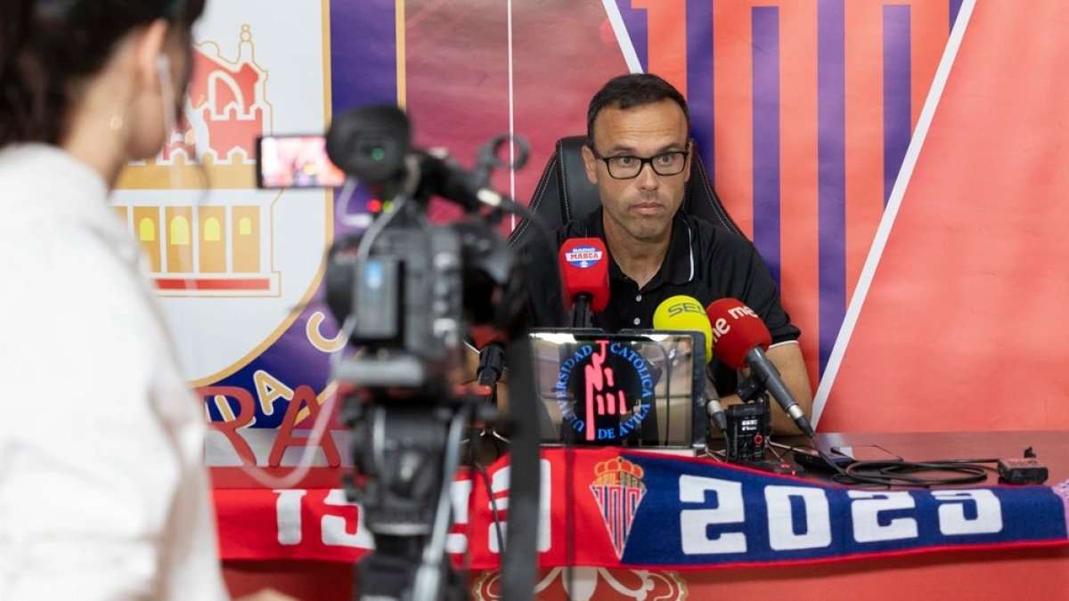 El entrenador del Real Ávila, Miguel de la Fuente, en una rueda de prensa.
