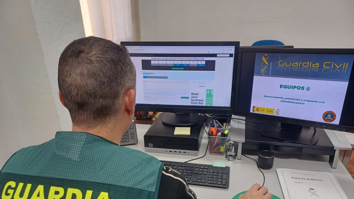 Imagen de un agente de la Guardia Civil en la investigación de los hechos.
