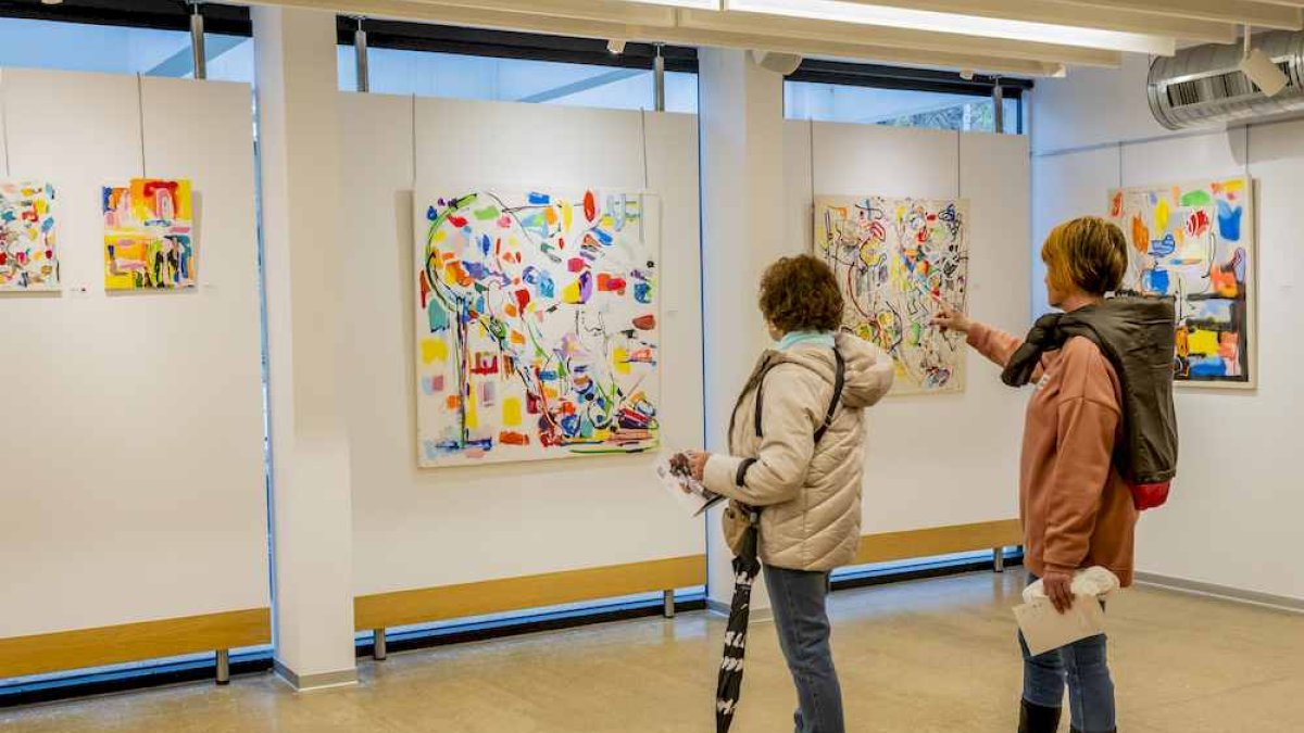 La obra está llena de color y pinceladas libres